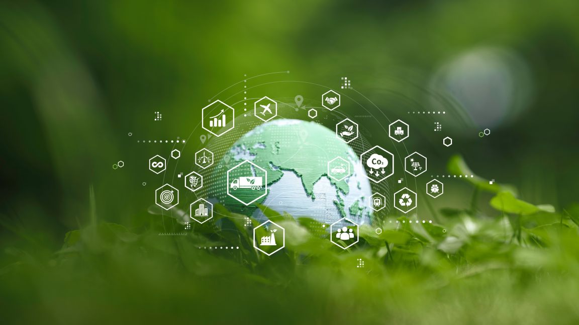 grüne Erdkugel mit Logistiksymbolen (LKW, CO2, Flugzeug...)