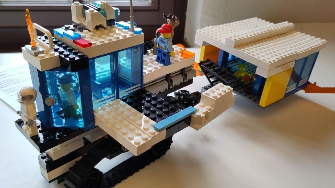 Foto eines von Schüler:innen gebauten Transportmittels aus Lego